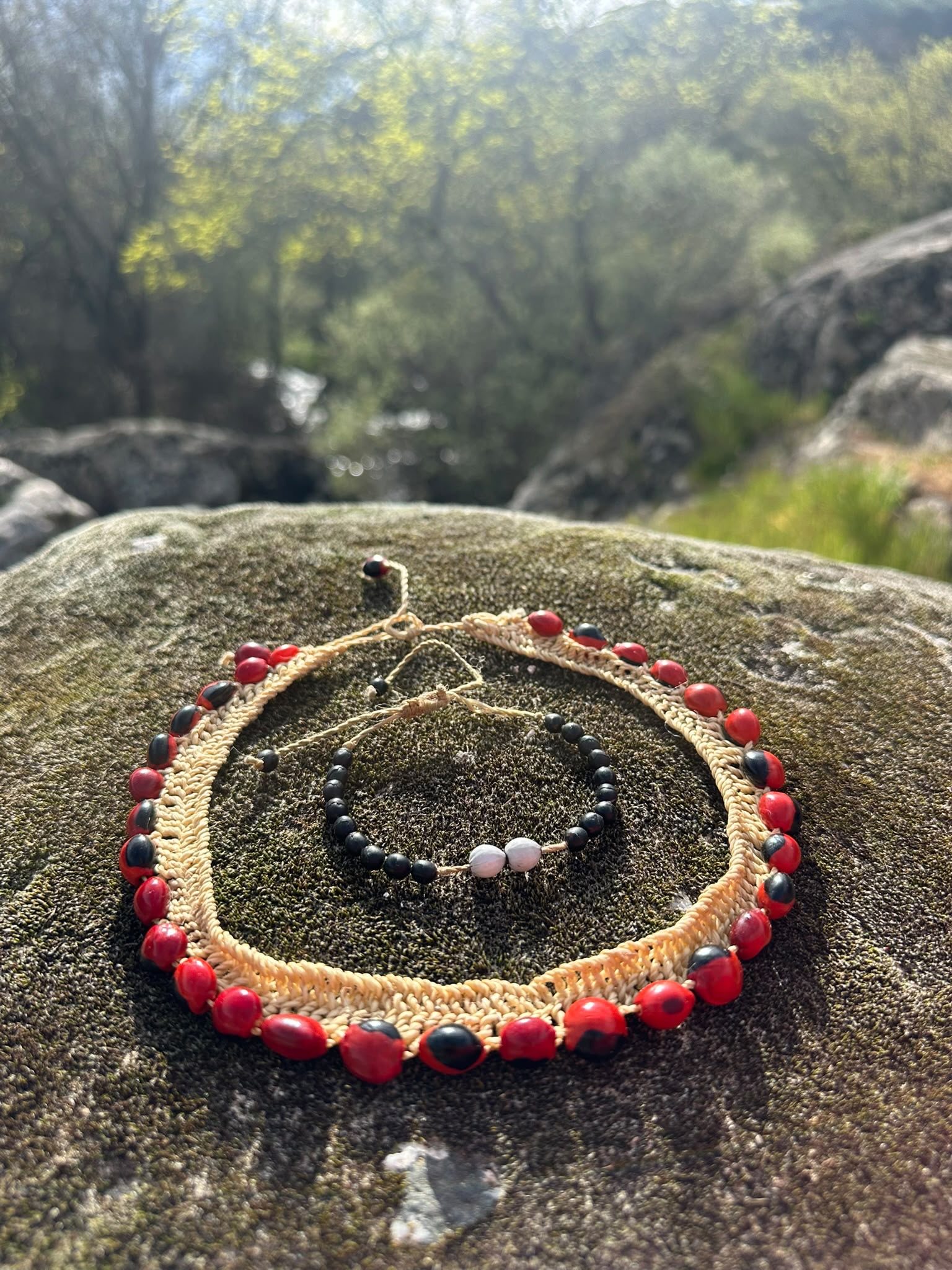 Collar y pulsera de semillas de huayruro