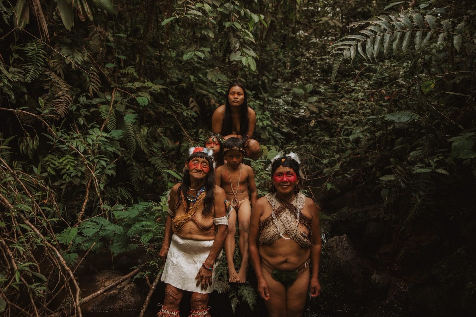 Familia Waorani junto al río