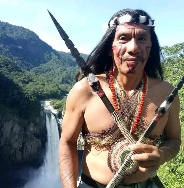 Guerrero Waorani junto a una cascada
