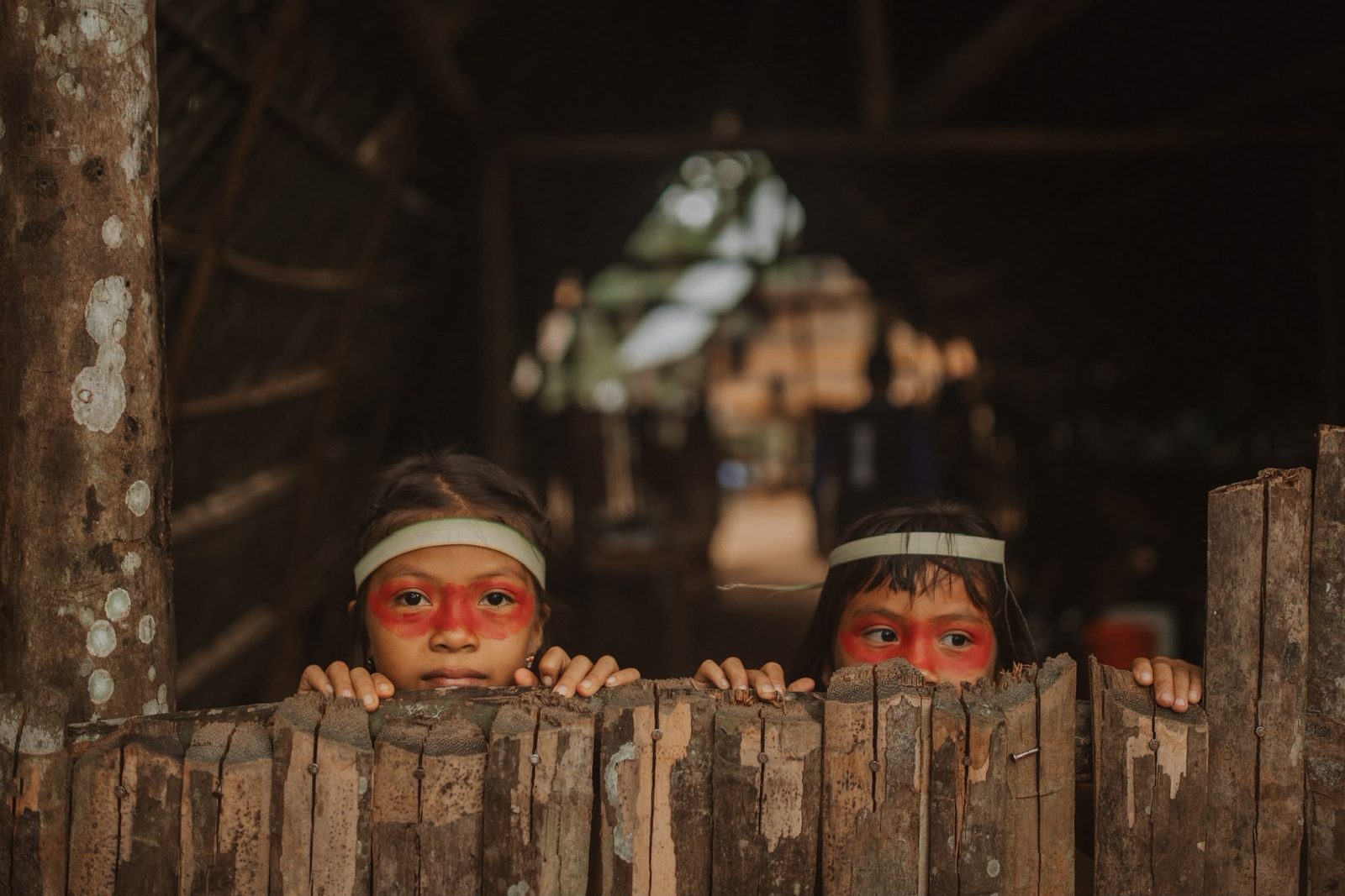 Niñas Waorani con pintura facial tradicional