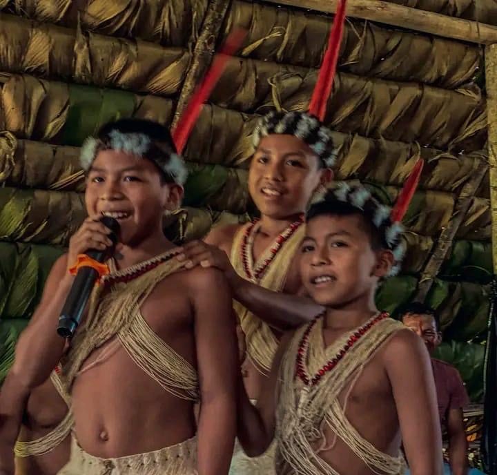 Niños Waorani cantando
